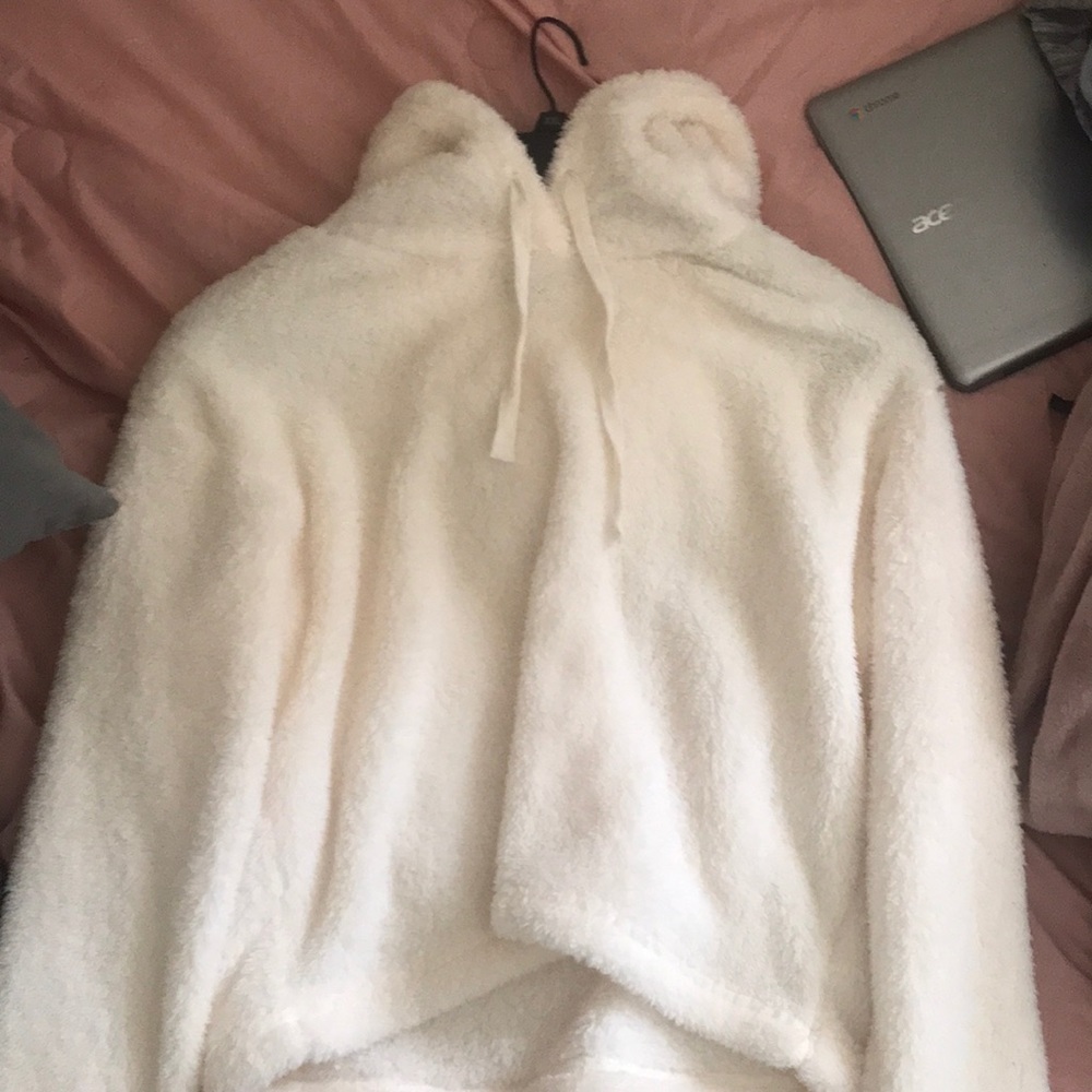 White croptop hoodie